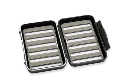 Standard Fly Case Black M fra Almas Park & Fritid